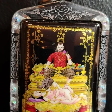 ล็อคเก๊ตครูขุนช้างเสพนาง​ฉากดำยันต์​ทองเลี่ยมกรอบลายช้างสีเงินฝังพลอยอาจารย์​ต้นทอง​พุทธ​สอน​คม​เวทย์​